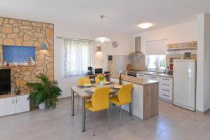 Kuchnia lub aneks kuchenny w obiekcie Vacation house Ulika