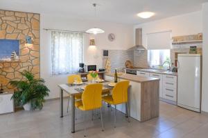 Kuchnia lub aneks kuchenny w obiekcie Vacation house Ulika
