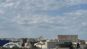 un perfil urbano con edificios y un cielo nublado en Massilia Calling appartement Marseille proche métro climatisé bien décoré, en Marsella