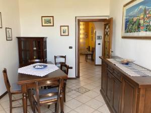 a kitchen and dining room with a table and chairs at Appartamento Forte Malatesta in Ascoli Piceno