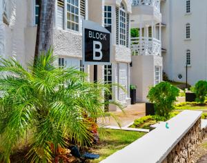 Taman di luar Falcon Views - Airport Transportation Available-Security-Gated