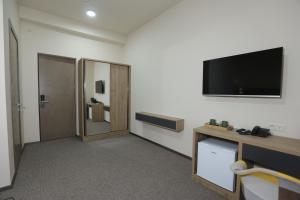 TV a/nebo společenská místnost v ubytování Cone Hotel