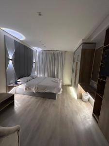 a bedroom with a large bed in a room at Cozy Homes in Cairo