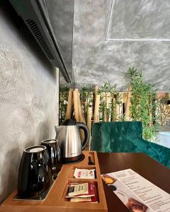 ティラナにあるRose Boutique Hotelの木製テーブル(お茶ポット付)