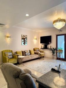TV a/nebo společenská místnost v ubytování Salalah Hawana Marina Apartment + 37 fotografií