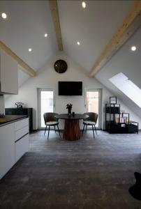 a kitchen with a table and chairs in a room at Wolfis Traunseeblick - mit Klimaanlage u kostenlosem Parkplatz direkt an der Unterkunft in Gmunden +59 photos
