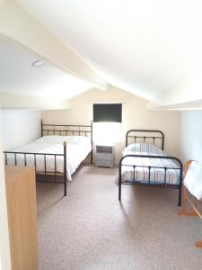 une chambre avec deux lits et une télévision dans l'établissement Modern one bedroom cottage, à Saint-Mandé-sur-Brédoire 13 autres photos