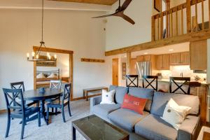 Η κουζίνα ή μικρή κουζίνα στο Ski-InandSki-Out Steamboat Condo with Slope-Side Views
