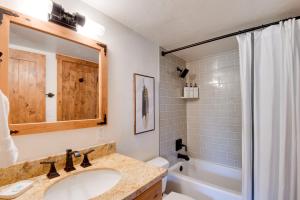 Ένα μπάνιο στο Ski-InandSki-Out Steamboat Condo with Slope-Side Views +17 φωτογραφίες