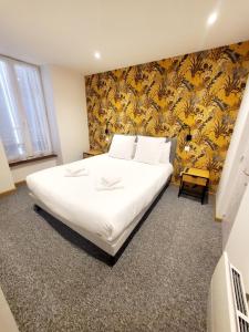 Postel nebo postele na pokoji v ubytování Logis Hôtel Belle Etoile Vichy