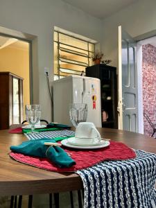 Una mesa con un plato y un sombrero encima. en Casinha do Prado, conforto vintage, ar condicionado, en Belo Horizonte