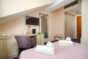 ein Zimmer mit zwei Betten mit Handtüchern darauf in der Unterkunft Hotel Stella Maris - Style & Comfort in Vodice