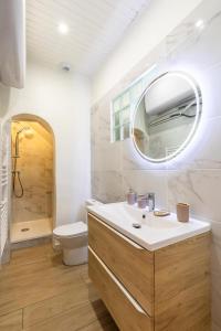 a bathroom with a sink and a toilet and a mirror at T2 climatisé proche de Montpellier avec parking public ! in Saint-Georges-dʼOrques