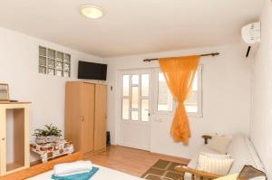 Μια τηλεόραση ή/και κέντρο ψυχαγωγίας στο Apartments Family apartments Mila with pool