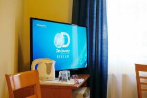 Televízia a/alebo spoločenská miestnosť v ubytovaní Corvin Hotel