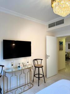 TV a/nebo společenská místnost v ubytování Salalah Hawana Marina Apartment
