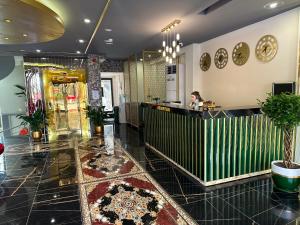 安塔利亚Golden Lux Hotel Antalya的商店的大厅,柜台后面有女人