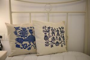 two blue and white pillows sitting on a bed at Tiepolo Skyros in Skiros