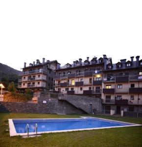 Der Swimmingpool an oder in der Nähe von Apartaments Sort Pirineus