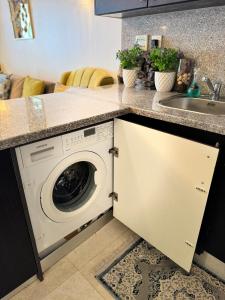 Kuchyň nebo kuchyňský kout v ubytování Salalah Hawana Marina Apartment