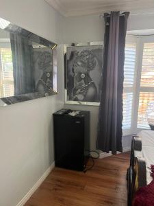 Televisyen dan/atau pusat hiburan di Queen’s Gate Ecstasy Home