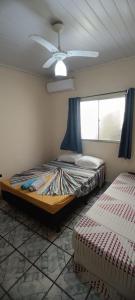 Ένα ή περισσότερα κρεβάτια σε δωμάτιο στο Arraial Hospedagens