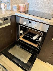 Kuchyň nebo kuchyňský kout v ubytování Salalah Hawana Marina Apartment