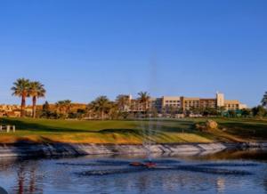 a boat in the water next to a golf course at Apartamento A & M in Vera
