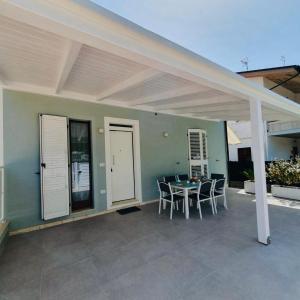 a covered patio with a table and chairs at Casa Vacanze ClaEli in Porto SantʼElpidio