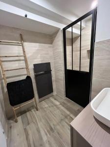 Fontenay-le-Pesnelにあるla verandaのバスルーム(椅子、シンク、鏡付) +19枚の写真