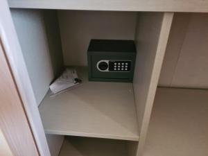 Un microondas colocado encima de un estante en un armario. en Casa Vacanza da zio Minguccio, en Castellaneta Marina