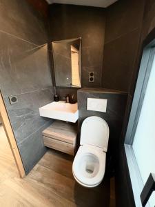 Koupelna v ubytování Magnifique Studio duplex,150 mt de la plage et centre ville,clime,wifi