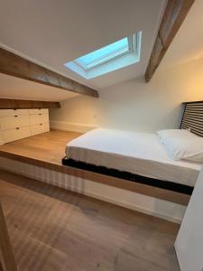 a bedroom with a bed and a skylight at Magnifique Studio duplex,150 mt de la plage et centre ville,clime,wifi in Bormes-les-Mimosas
