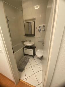 Ένα μπάνιο στο 2 Zimmer Appartement am Bismarckplatz Heidelberg