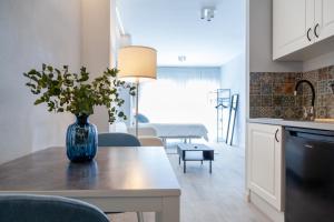 une cuisine et un salon avec un vase de fleurs sur une table dans l'établissement Mediterraneo Stay, à Valence 105 autres photos