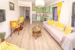 a living room with a couch and a table at Butik Mor Salkım Evleri in Datca