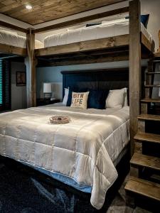 Ένα ή περισσότερα κρεβάτια σε δωμάτιο στο Private, Mtn Views, Theatre, Pool, Hot Tub, Game Room +50 φωτογραφίες