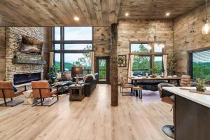 Μια τηλεόραση ή/και κέντρο ψυχαγωγίας στο Private, Mtn Views, Theatre, Pool, Hot Tub, Game Room