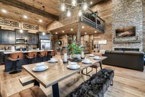 Η κουζίνα ή μικρή κουζίνα στο Private, Mtn Views, Theatre, Pool, Hot Tub, Game Room