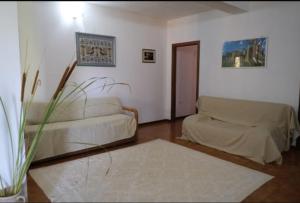 a living room with a couch and a table at Casa Vacanze il Giardino in Buggerru