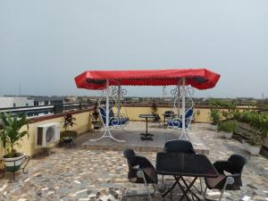 Imagine din galeria proprietății Economy Twin Beds in Royal Blue Guest House and Bar în Lomé