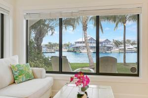 Una sala de estar con un sofá y una ventana grande. en Sailfish Suites 6 - pet friendly waterfront, en Stuart