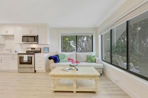 Una sala de estar con un sofá blanco y una mesa. en Sailfish Suites 6 - pet friendly waterfront, en Stuart