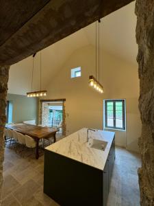 サントネにあるLe Clos de la Chapelleのテーブルとダイニングルームのあるキッチン