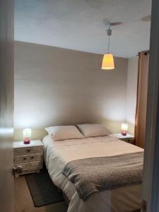 En eller flere senge i et værelse på Departamento Marina