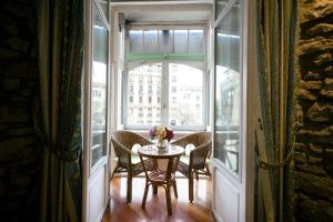 サン・セバスティアンにあるペンション ノエバ サルテースの窓のある部屋(テーブル、椅子付)
