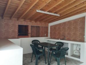 a kitchen with a table and chairs and a sink at Casa do Arrodeio in São Mateus
