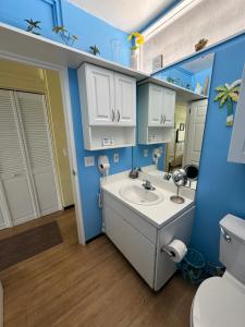Baðherbergi á Unit 126 at Park Place in Cedar Key, FL