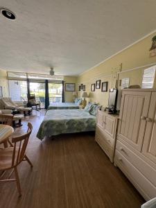 Rúm í herbergi á Unit 126 at Park Place in Cedar Key, FL