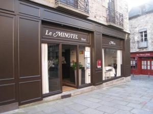 una tienda frente a una tienda con ventanas de cristal en Le Minotel, en Vitré